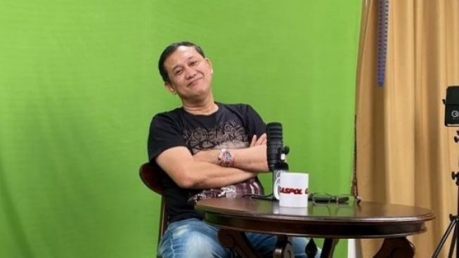 Denny Siregar Tertawakan Cak Nun Ngomong Politik: Orang Juga Kan Harus Cari Makan