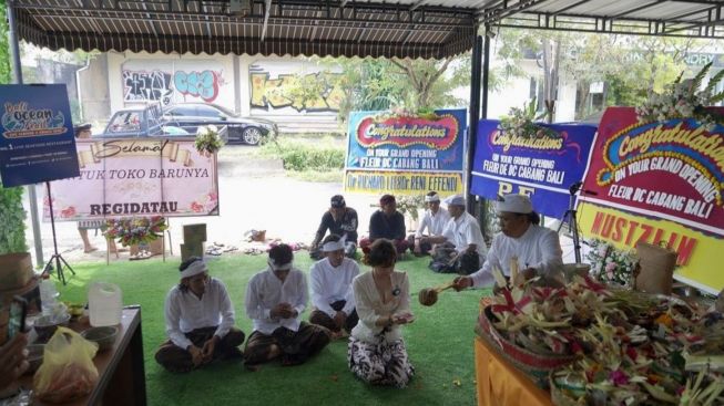 Makin Terbuka! Denise Chariesta Pamer Papan Bunga Bertuliskan Regi Datau, Netizen Justru Soroti Hal Lain