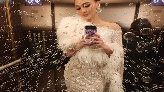 Wow! Luna Maya Nunggu Ariel Noah, yang Datang Malah Kado Mobil Mewah Mercedes Benz