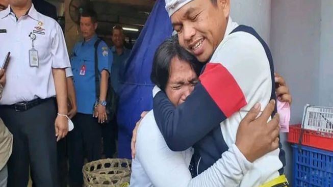 Ketemu Kang Dedi, Penjual Pisau di Bali Langsung Menangis
