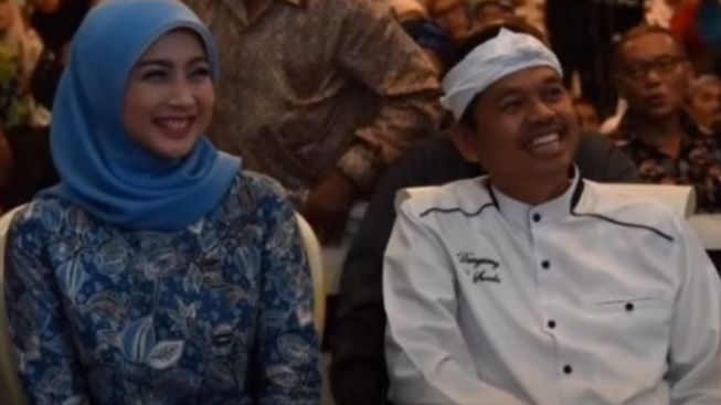 Sebut Tak Mungkin Nikahi Yessy, Dedi Mulyadi Pilih Desy Ratnasari?