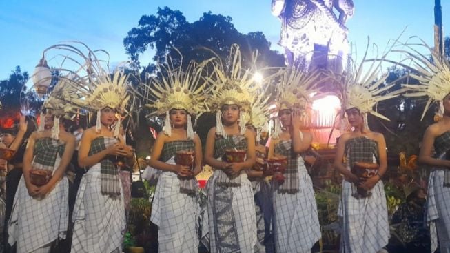 Tampil Memukau! Inagurasi Kolosal Tarian Tejarasmi Berhasil Hipnotis Pengunjung Denpasar Festival XV 2022