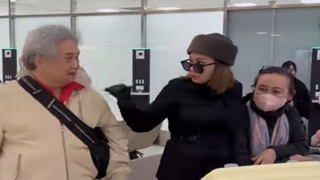 Papi Denise Chariesta Pasang Wajah Kecut, Mau Kabur saat Diajak Foto Bersama