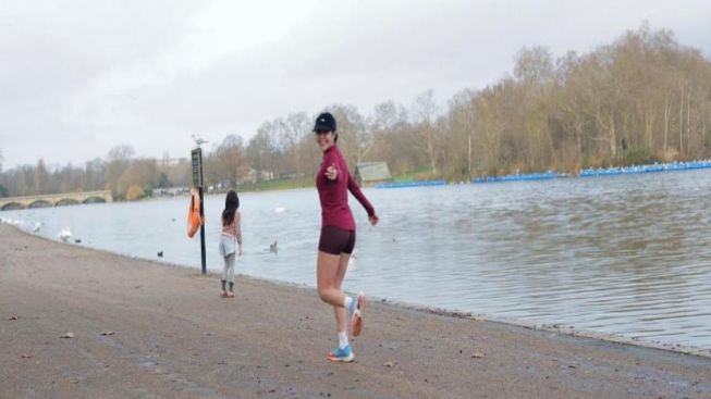 6 Potret Gisella Anastasia Jogging di Musim Dingin Pake Celana Pendek Saat Liburan di London, Netizen: Gading Suka Khilaf Gak Sih?