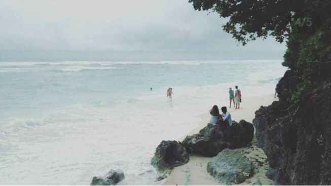 Di Balik Bukit, Ada Pantai Green Bowl Bali yang Indah