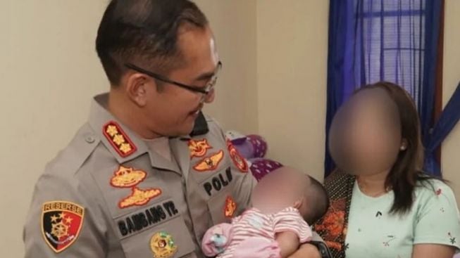Kapolresta Denpasar Jenguk Baby S, Anak Korban Pembunuhan di Kos Jalan Tukad Batanghari