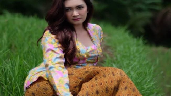 5 Foto Nafa Urbach yang Bikin Salah Fokus, Tetap Cantik & Body Goals meski Sudah 42 Tahun