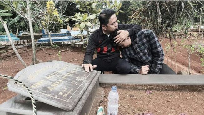 Putra Sulung Dedi Mulyadi Tanggapi Kisruh Rumah Tangganya dengan Anne Ratna Mustika, Hanya Bisa Pasrah: Semoga..