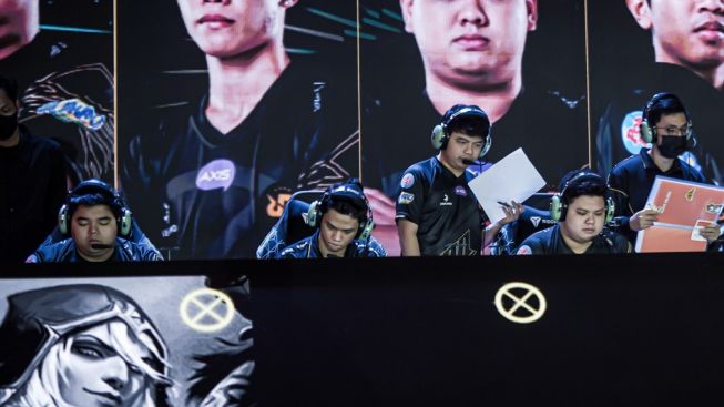 RRQ Hoshi Menolak Rungkad di M4, Jungler Frederin Alberttt Bersinar Sayonara Falcon Esports, Antimage Berikan Komentar Menohok