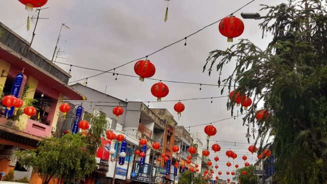 1.200 Lampion Mengudara Di Langit-langit Jalan Gajah Mada Denpasar, Apa Makna Lampion Bagi Orang Tionghoa?