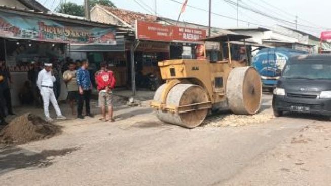 Parah! Jalan Kabupaten di Cinangka Rusak Berat, Tak Direspon Pemkab Purwakarta, Kang Dedi Mulyadi dan Kades Lakukan Hal Ini