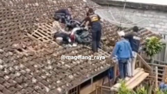 Aneh, Sebuah Motor Nyangkut di Atap Rumah Warga di Magelang