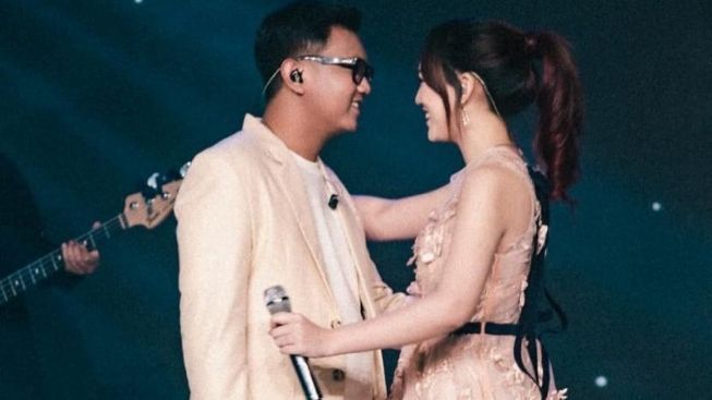 Denny Caknan dan Happy Asmara Belum Saling Hapus Foto Bareng Di Instagram, Akankah Bersatu Kembali?