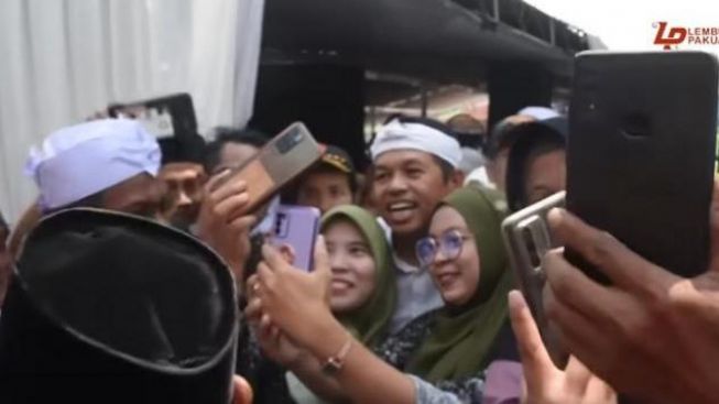 Tahu Bakal Jadi Duda? Kang Dedi di Serbu Emak-Emak Saat Hadiri Milad Pondok Pesantren di Karawang, Begini Faktanya