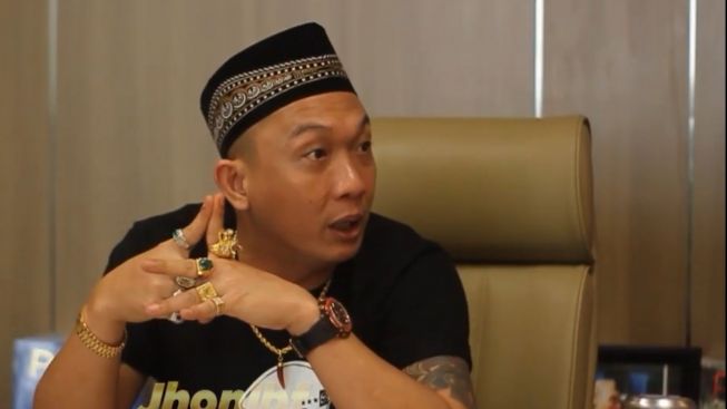 Motor Rusak, Jhon LBF Belikan Motor Baru Ojol yang Mantan Manajer Operasional Hotel