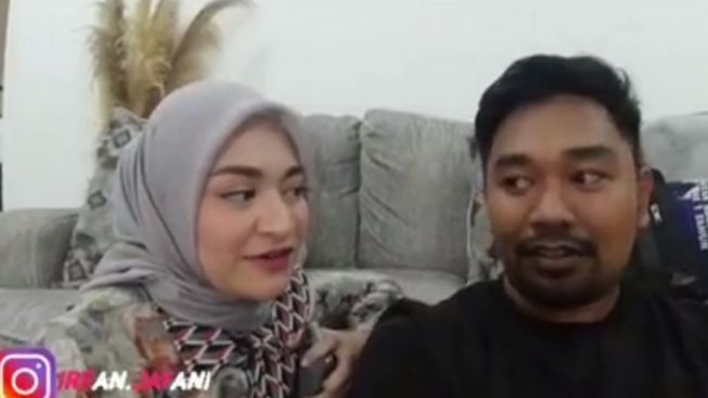Bang Brew, Youtuber yang Viralkan Tiko dan Bu Eny Bareng Janda Sule, Ada Hantu di Rumah Nathalie Holscher?