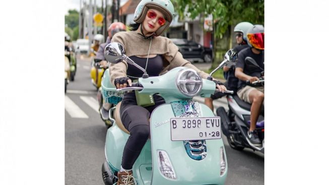 Riding Vespa Batik Keliling Bali, Ketiak Mulus Wika Salim Jadi Perhatian