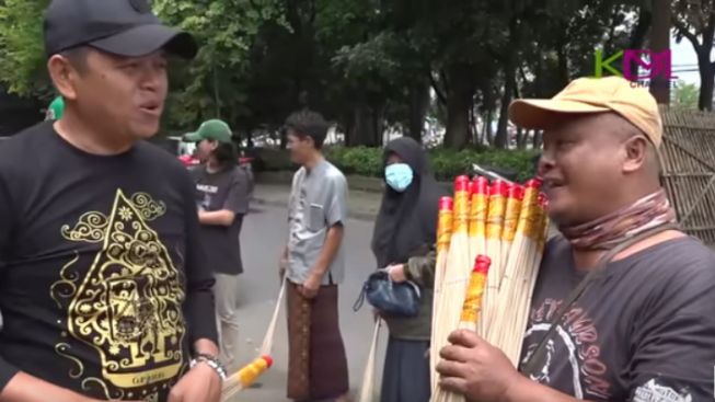 Kang Dedi Ditolak Mentah-Mentah Penjual Sapu Lidi Tanpa Tangan dan Kaki Palsu, Misran: Ini Borong Sapu Atau Karena Kasihan