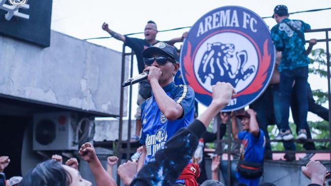 Arema FC Batal Bubar? Warganet: Dualisme Klub dan Supporter