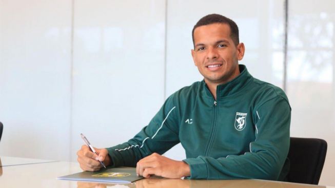 Leo Lilis Absen Lawan Borneo FC, Aji Santoso Siapkan Amunisi Cadangan