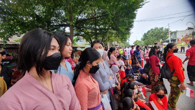 Meriah, Siswa-Siswi Sambut Kunjungan Presiden Jokowi di Jembrana Bali