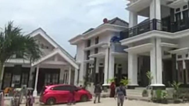 Hasil Warung Klontong 24 Jam, Warga Madura, Ramai-ramai Bikin Rumah Bak Istana