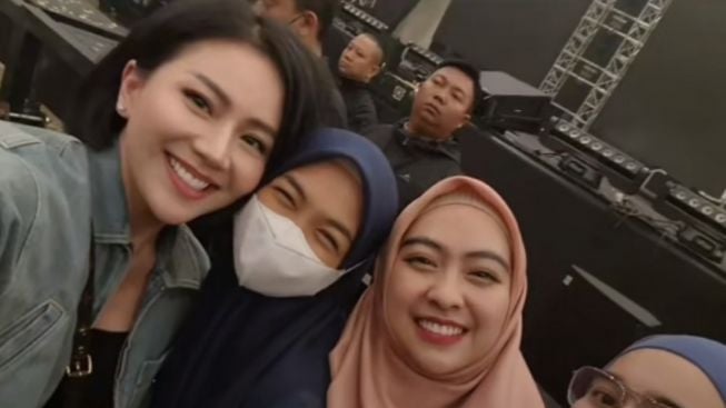 Ria Ricis Minta Agnes Jennifer Foto Bareng saat Konser Westlife, Minta Dimediasi dengan Bunga Zainal?