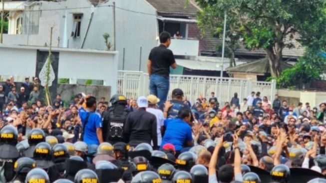 Banyak Suporter PSIS Semarang Terkena Gas Air Mata, 7 Polisi Terluka, 16 Orang Diamankan Usai Derbi Jateng