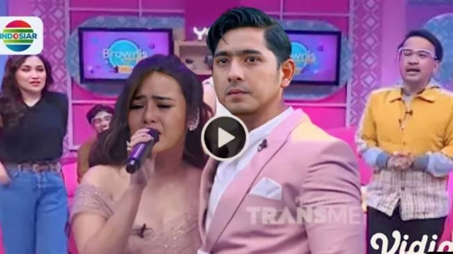 Cek Fakta: Tangis Arya Saloka Tak Terbendung Saat Amanda Manopo Nyanyikan Lagu Tanpa Batas Waktu di Acara Brownis