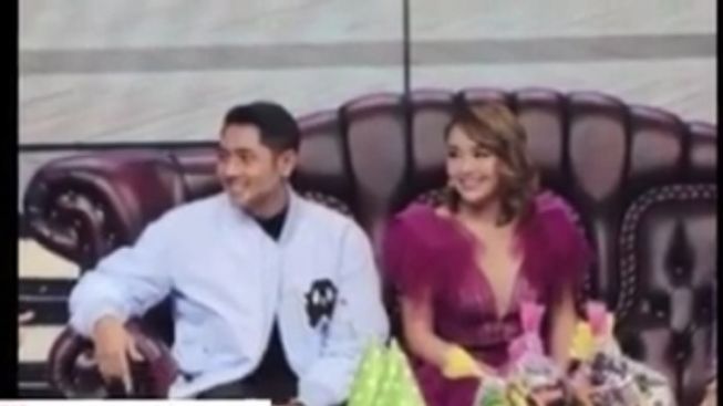 Cek Fakta: Viral Klarifikasi! Arya Saloka Pamer Buku Nikah dengan Amanda Manopo?