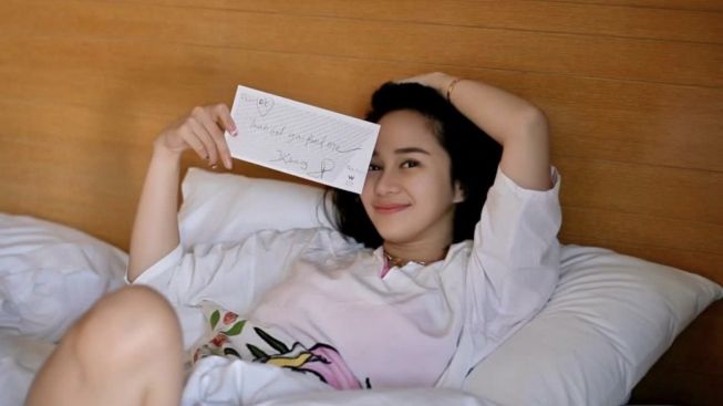 Pamer Surat Cinta dari JK, Denise Chariesta Terima Komentar Netizen Perihal Aurat: 'Coba Berpakaian...'