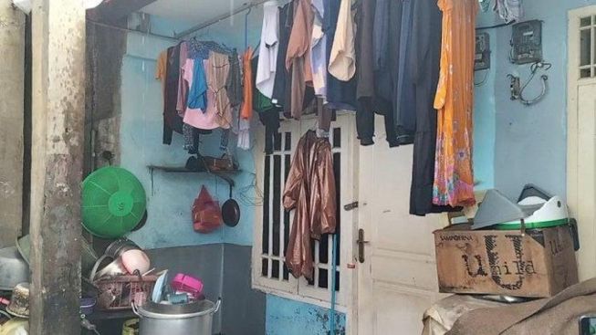 Plot Twist! Rumah Pemilik Rubicon Sangat Kecil dan Penuh dengan Jemuran, Percaya?