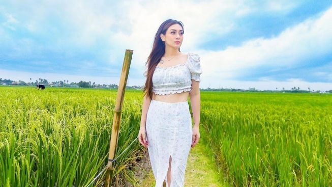 Si Cantik Celine Evangelista Tepergok Usai Sholat, Sudah Mualaf?