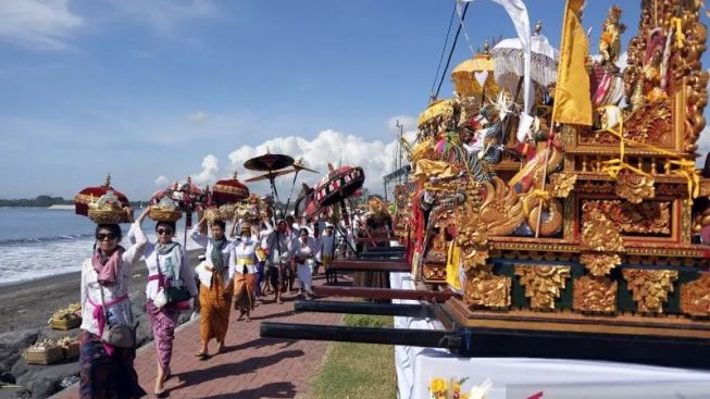 Ribuan Warga Hindu di Bali Lakukan Upacara Melasti di Pantai Padang Galak, Denpasar