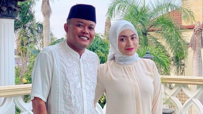 Diisukan Rujuk dengan Sule, Nathalie Holscher Malah Pamer Undangan Nikah Bareng Cowok Lain