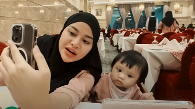Bareng Ameena, Aurel Hermansyah Tuai Pujian Netizen saat Ziarah ke Makam Rasulullah