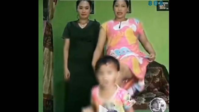 Bikin Geram, Ibu Ini Dikecam Warganet Karena Tega Perlakukan Anaknya Seperti Ini Saat Asik Joget