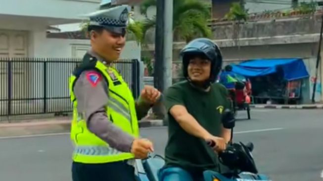 Viral! Berani Beda, Polisi Jogja Ini Joget TikTok di Tengah Jalan