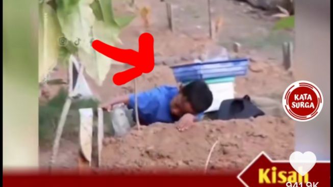 Sedih, Viral Anak SD Nangis Peluk Kuburan Ayah Sebelum Berangkat Jualan