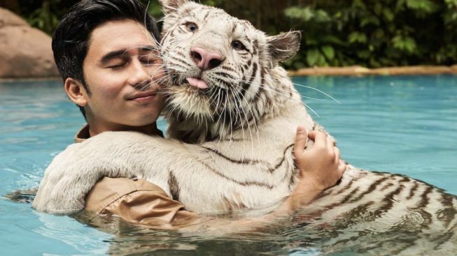 Foto Peluk Harimau, Alshad Ahmad Dihujat Pedas Netizen: 'Sama Anak Kandung Sendiri...'