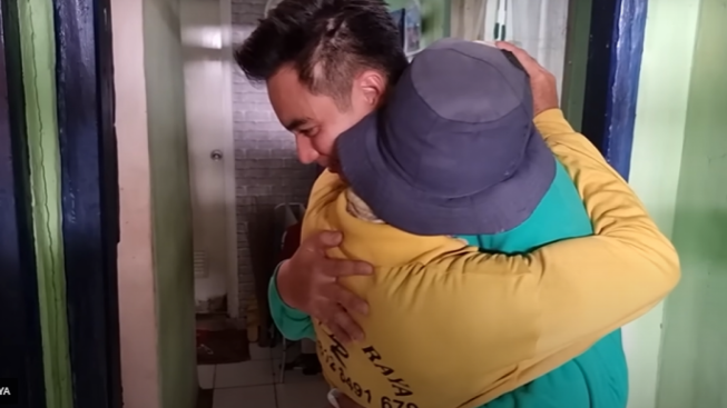Suka Berbagi! Baim Wong Bertemu Pak Robi yang Sudi Membenarkan Tali Sepatunya