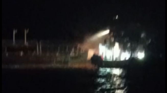 Tiga ABK MT Kristin Masih Dicari, Kapal Tanker Pertamina yang Terbakar di Pelabuhan Ampenan