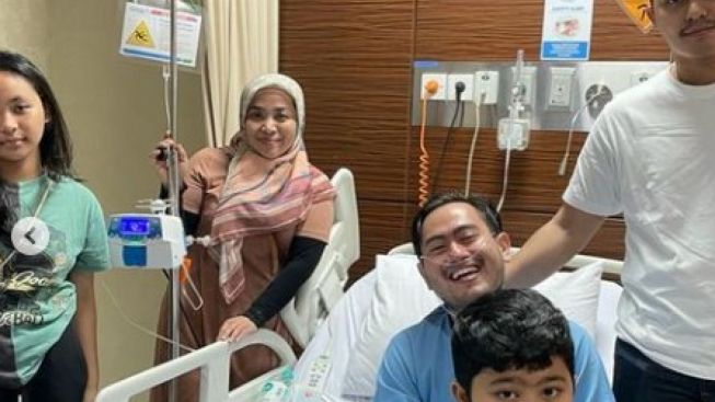 Tampak Ceria, Rekan Artis hingga Mantan Istri King Nassar Datang Membesuk