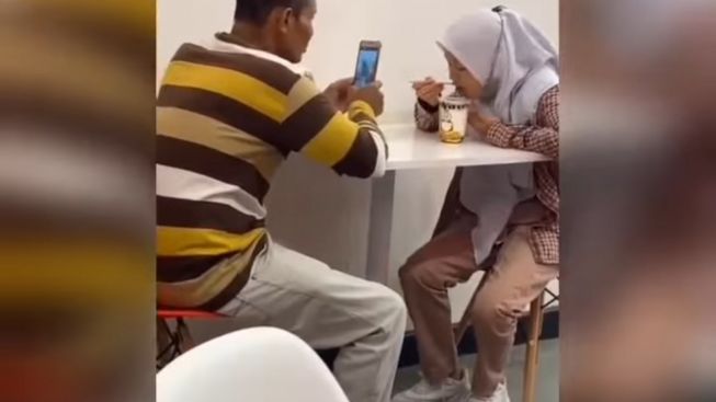 Viral! Momen Haru Sang Ayah Memvideo Putrinya Makan Es Krim, Warganet: Yang Gini Nih Malah Bikin Gua Iri