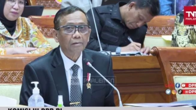 Rujak Arteria Saat RDPU, Mahfud MD Tuai Pujian dari Warganet