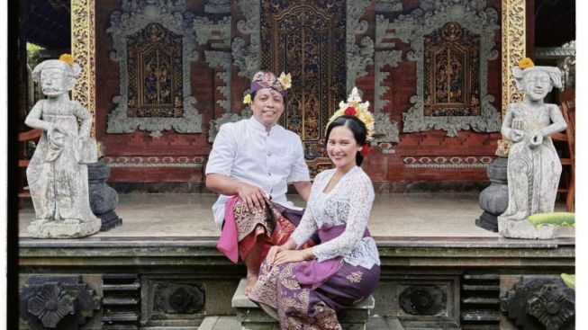 Serasi Pakai Baju Adat Bali Bareng Indah Permatasari, Wajah Arie Kriting Jadi Sorotan