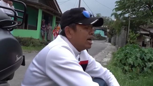 Kang Dedi Mulyadi Borong dan Bagi-bagi Kolak Buatan Siswa Sekolah Dasar