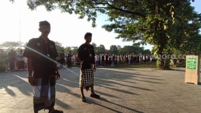 Tolenransi Beragama, Pecalang Bantu Jaga Sholat Idul Fitri di Denpasar