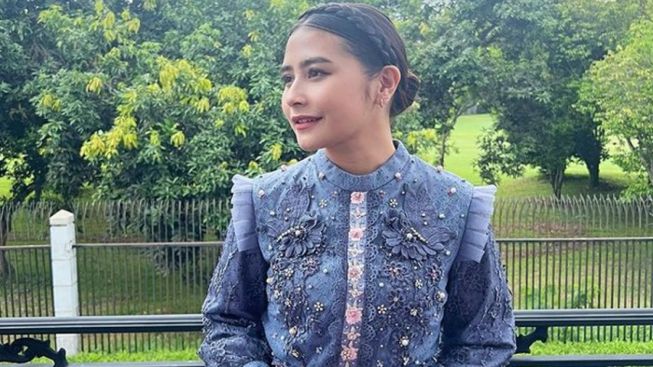 Ucapkan Selamat Idulfitri, Gaun Hingga Gaya Rambut Prilly Latuconsina Curi Perhatian