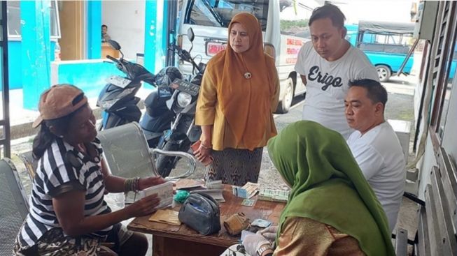 Viral Penghuni Kolong Jembatan yang Tajir Melintir, Punya Banyak Aset hingga Cek Miliaran Rupiah, Dinsos Turun Tangan!